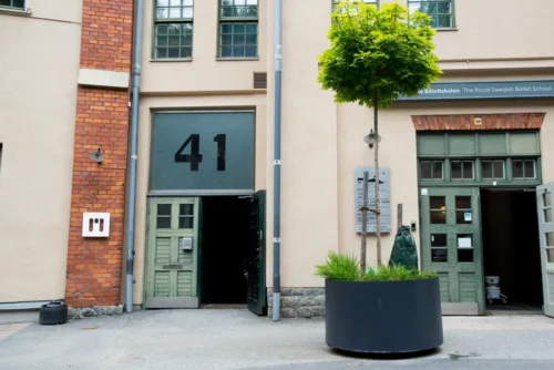 Elements Planteringskärl runt med terrassfot. Höjd 70cm